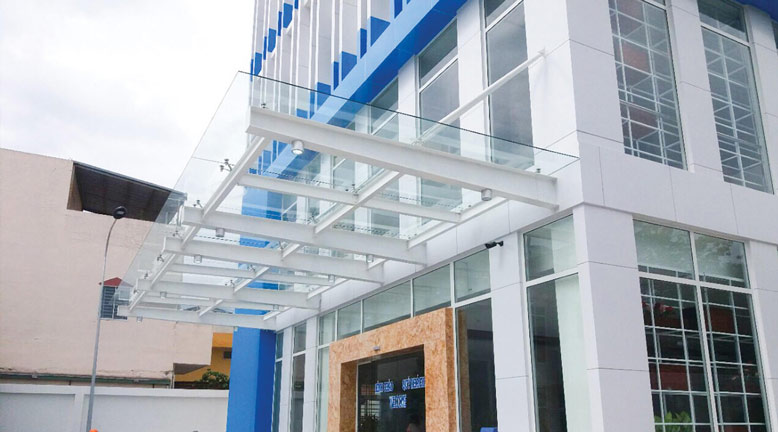 Công trình thi công mái che kính cường lực tại bệnh viện Đa khoa Invesco Cần Thơ