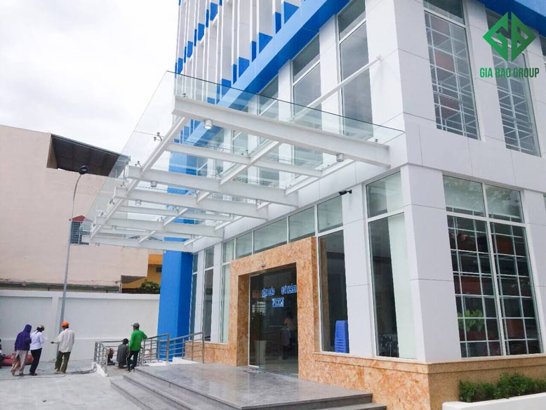 Thi công mái che kính cường lực tại bệnh viện Đa khoa Invesco, Cần Thơ