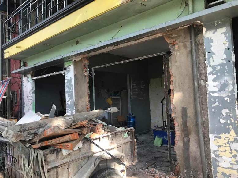 Vận chuyển nguyên vật liệu cho quá trình thiết kế quán ăn hải sản sinh thái cô Tư Cà Mau
