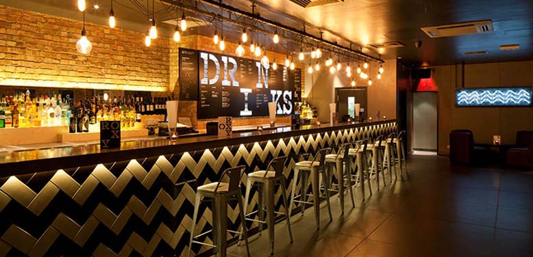Hệ thống ánh sáng quầy bar quán cafe được thiết kế công phu