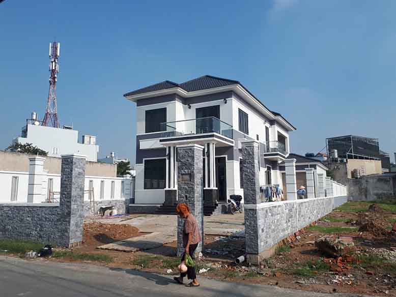 Hình ảnh thi công thực tế biệt thự mái ngói hiện đại 2 tầng