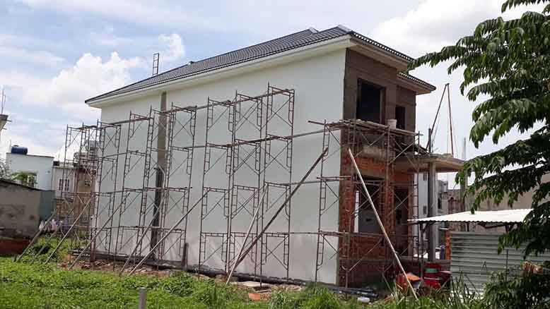 Hình ảnh thi công thực tế biệt thự mái ngói hiện đại 2 tầng