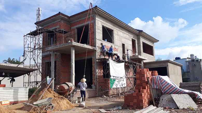 Hình ảnh thi công thực tế biệt thự mái ngói hiện đại 2 tầng