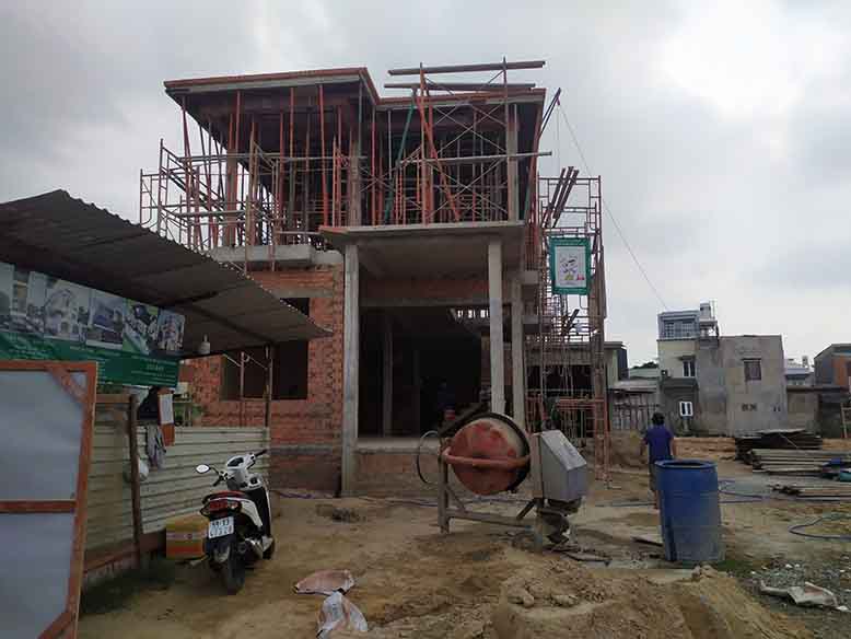 Hình ảnh thi công thực tế biệt thự mái ngói hiện đại 2 tầng