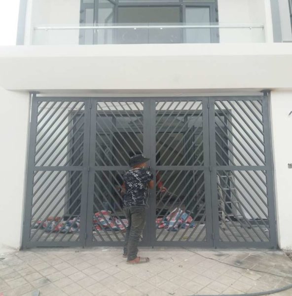Lắp đặt hệ thống cửa cho nhà phố 3 tầng hiện đại