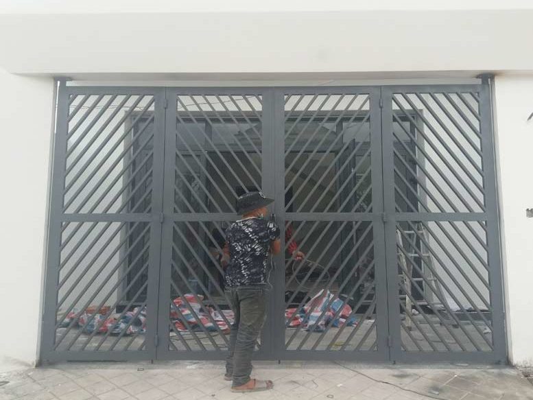 Lắp đặt hệ thống cửa cho nhà phố 3 tầng hiện đại