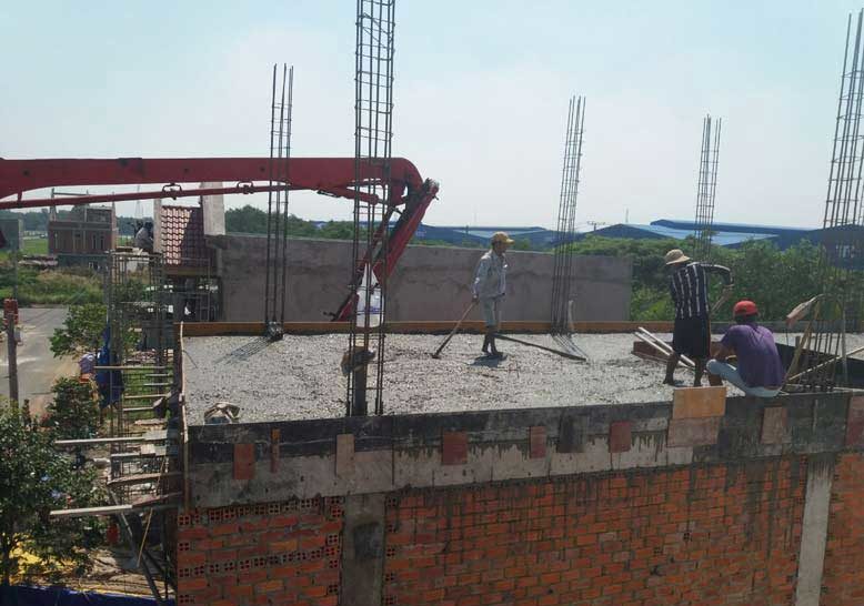 Đội ngũ thi công đang tiến hành các công đoạn