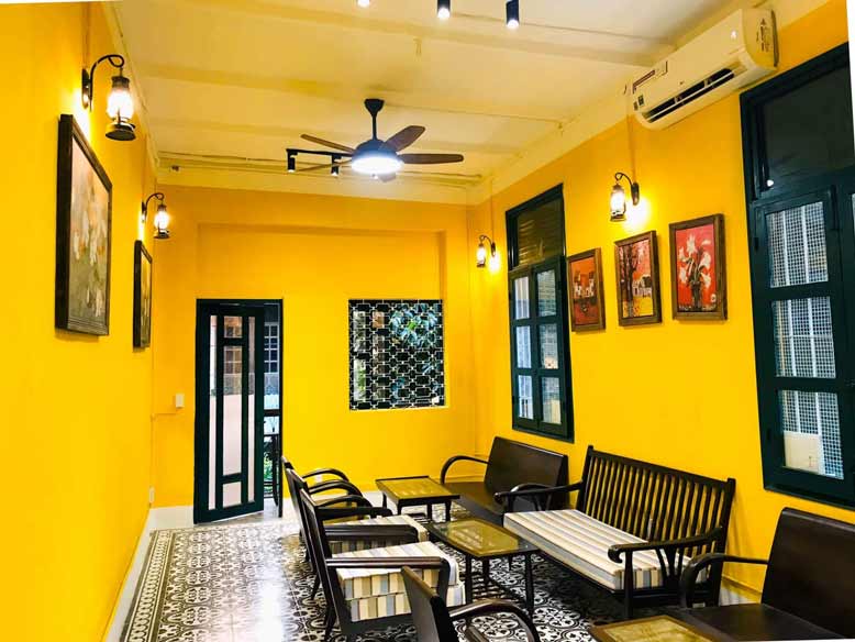 Nội thất quán cafe nổi bật với tông màu năng động