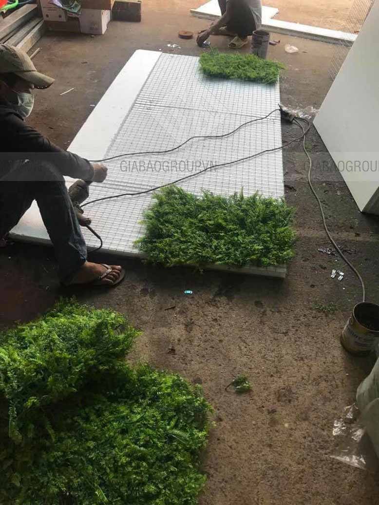Các anh thợ đang chăm chút cho từng góc trang trí quán trà sữa Bubble Tea
