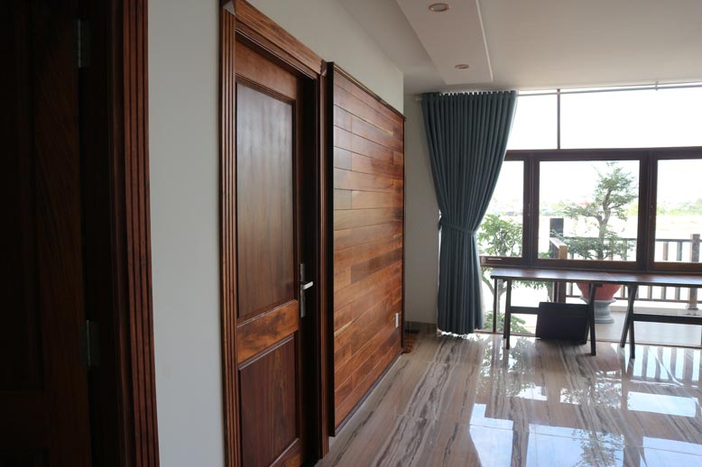 Cửa phòng ngủ làm bằng gỗ tự nhiên cao cấp