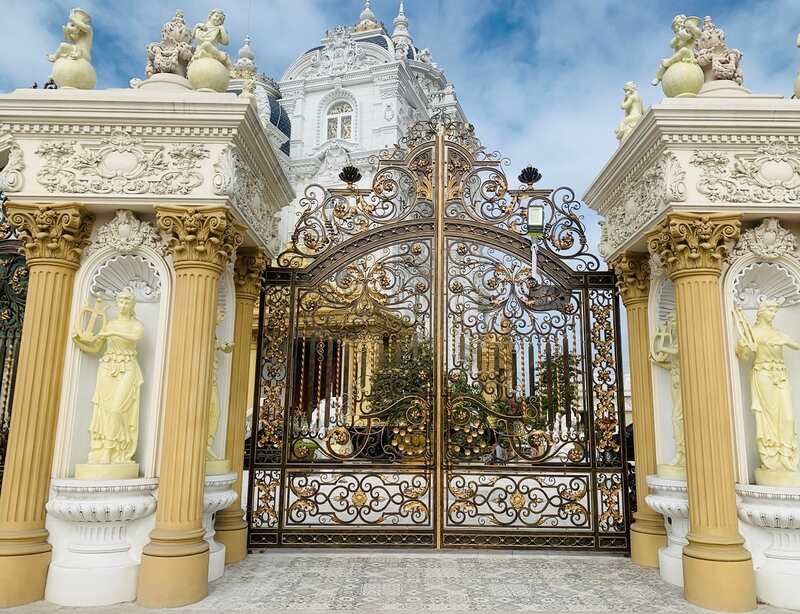 Cổng nhà biệt thự theo phong cách tân cổ điển mang lại cảm giác thoáng đãng