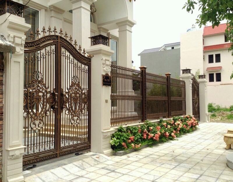 Cổng nhà biệt thự bằng vật liệu sắt, thép CNC