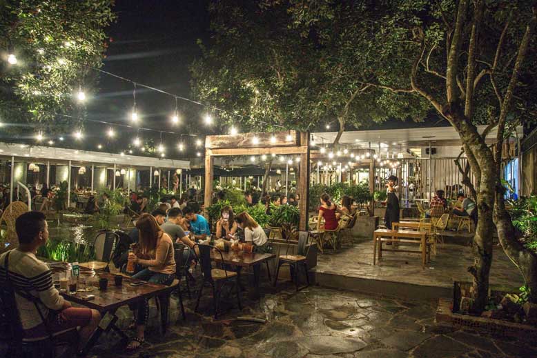 Khu ngoài trời thoáng đãng của quán cafe sân vườn đẹp