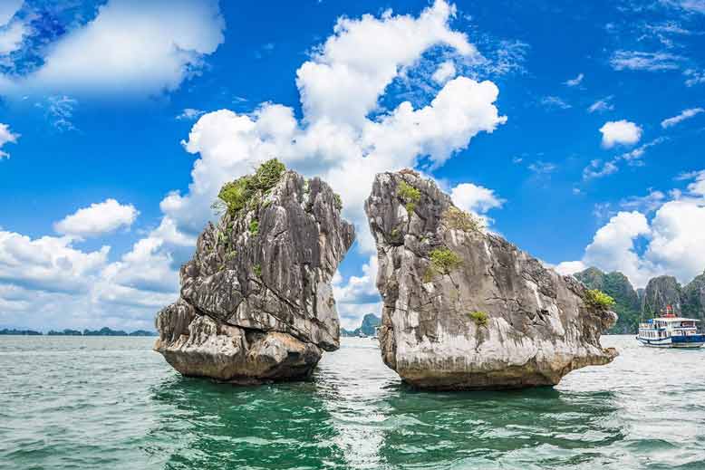 Hòn Trống Mái nổi tiếng khi nhắc đến Vịnh Hạ Long