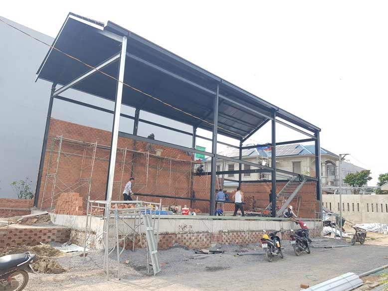 Công đoạn dựng kết cấu thép cho quán cafe