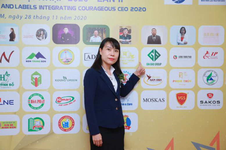 Nhận giải thưởng 1