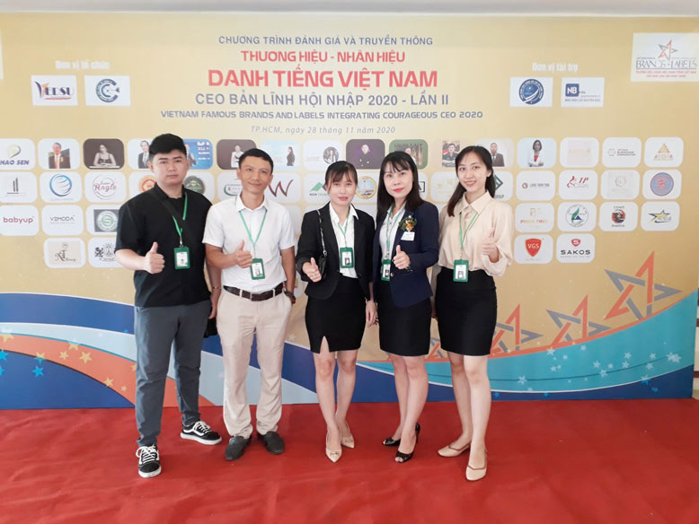 Nhận giải thưởng 2