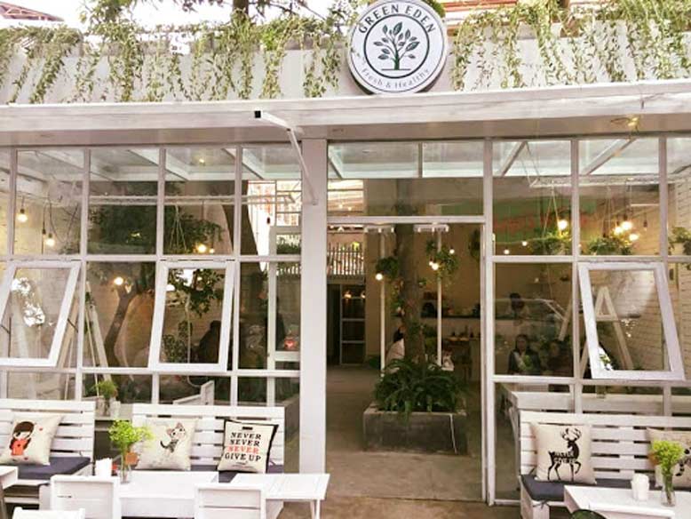 Thiết kế nội thất quán cafe hướng theo phong cách tươi trẻ được trang trí bằng nhiều loại cây xanh