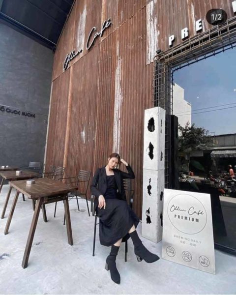 Khách hàng đến check in với không gian ngoại thất quán cafe