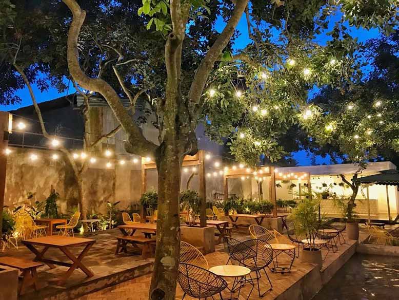 Thiết kế quán cafe sân vườn nhỏ đơn giản