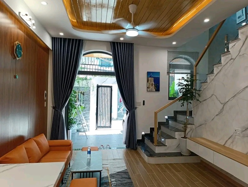 Cầu thang lên tầng 2 của nhà phố