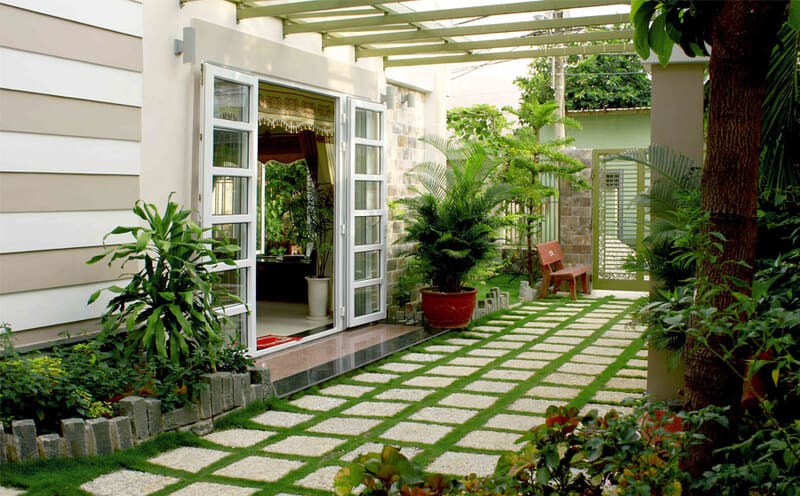 THiết kế sân trước nhà phố có lát gạch