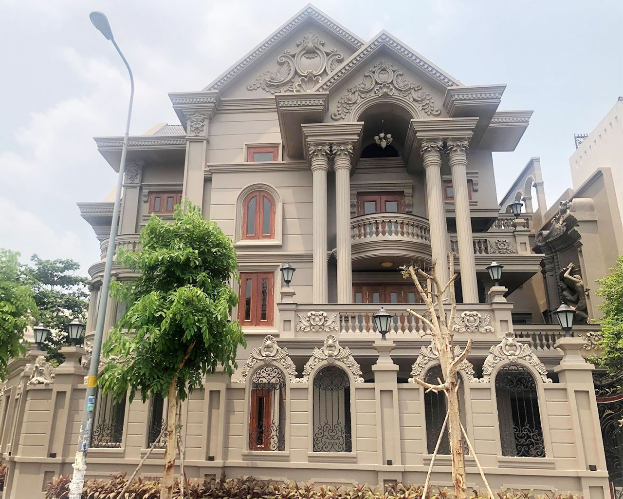 Thi công hoàn thiện công trình nhanh chóng và đúng thỏa thuận