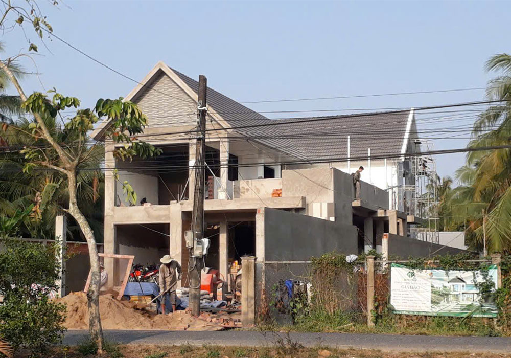 Hình ảnh thực tế thi công biệt thự 2 tầng mái thái hiện đại tại Trà Vinh