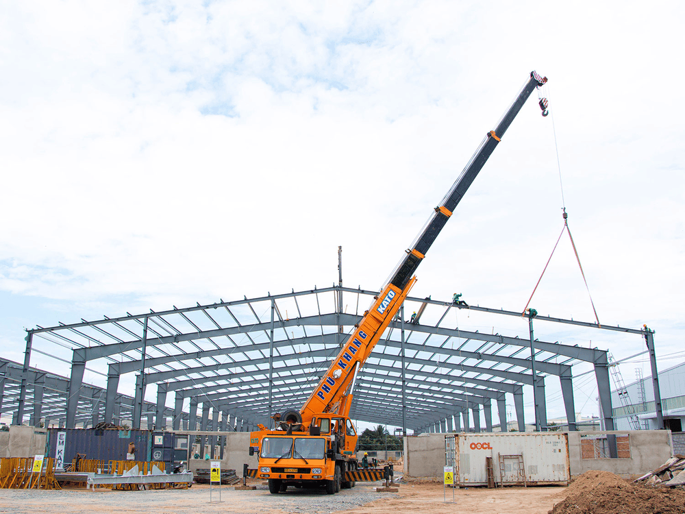 Cảnh thi công lắp mái kết cấu thép bằng cần cẩu công trình công nghiệp