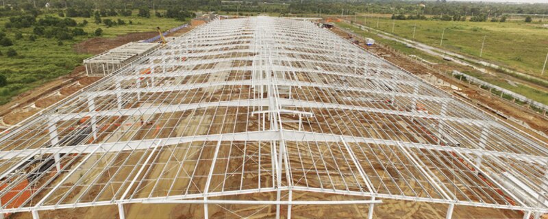 Kết cấu khung thép nhà xưởng đang được thi công giai đoạn đầu