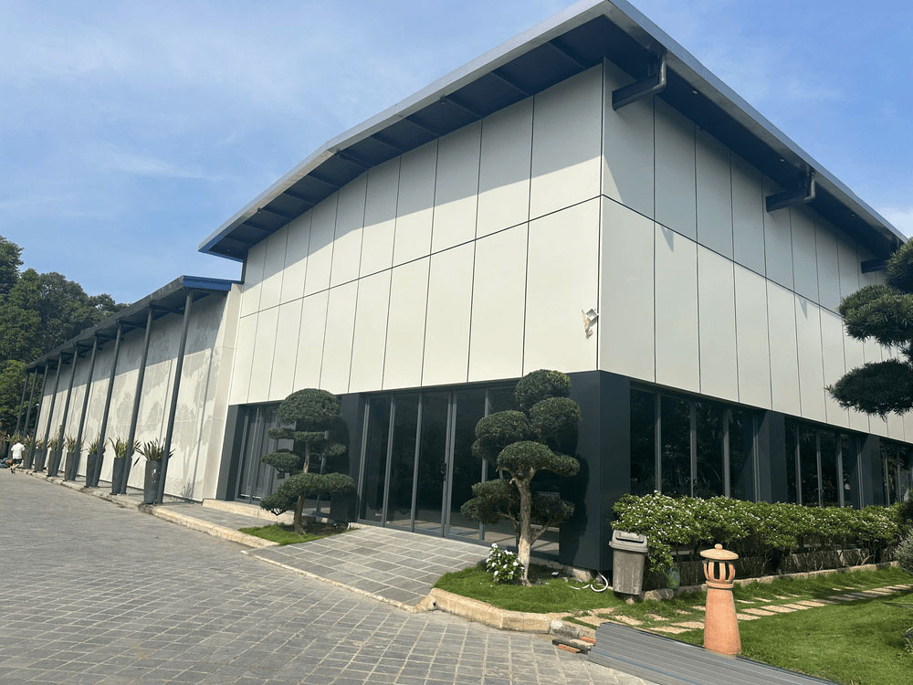 Góc nhìn bên hông công trình, thiết kế mở đón ánh sáng tự nhiên