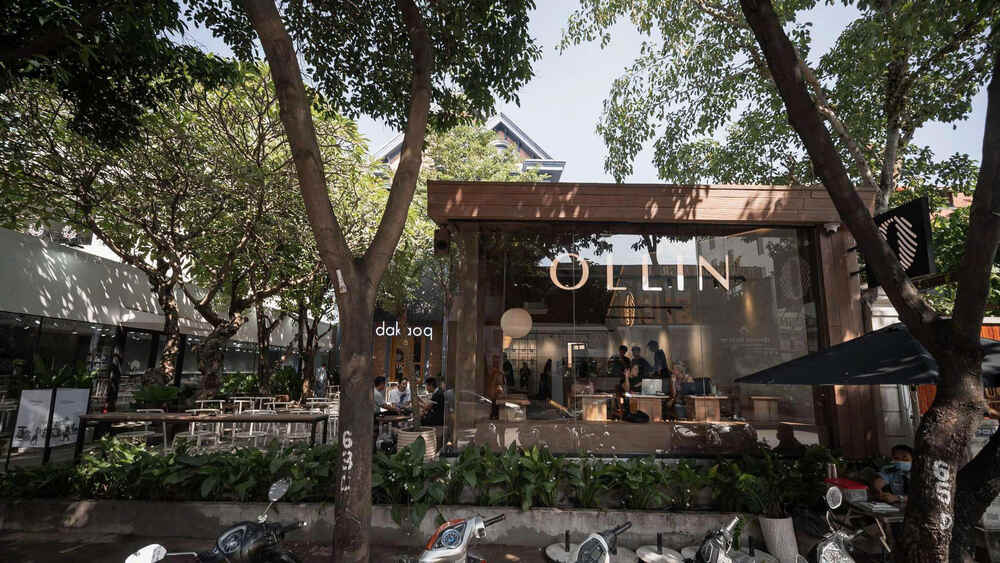 Mặt tiền quán cà phê Ollin tại Quận 2 với thiết kế kính nổi bật